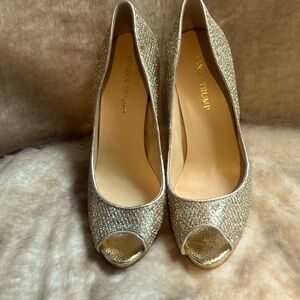 Gorgeous Gold textured Ivanka Trump Maggie2 stilettos. Barely worn. Size 7.5M.